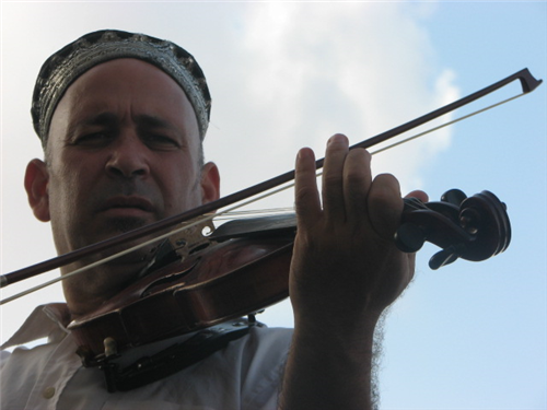 לימוד נגינה בכינור בבית הלומד - עזרי פינקר