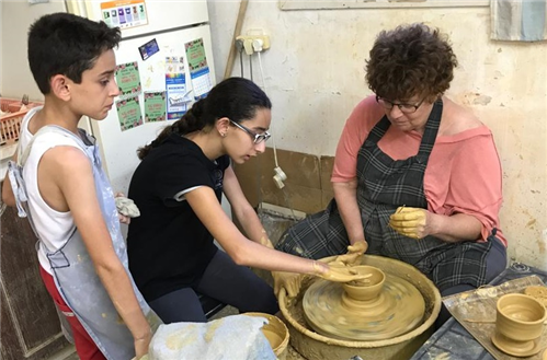 חוגי קרמיקה וקדרות בצפון  - סטודיו חדוות היצירה